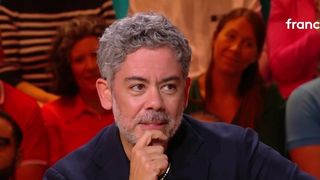 “On va se demander d'où tu viens” : Face à Léa Salamé, Manu Payet raconte qu’il a dû gommer son accent à ses débuts à la radio