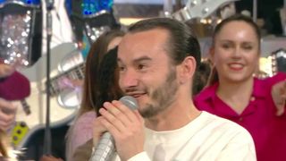 "Ça me paraît impossible" : Benoît fond en larmes en intégrant le top 3 des meilleurs maestros de "N'oubliez pas les paroles !" sur France 2