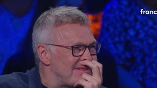 “Une femme tellement à part" : Laurent Ruquier et "les Grosses Têtes" émues aux larmes en rendant hommage à Isabelle Mergault dans "La Boîte à secrets" sur France 3