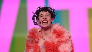 Eurovision : Nemo, le gagnant de l’édition 2024, rend son trophée pour protester contre la participation d'Israël