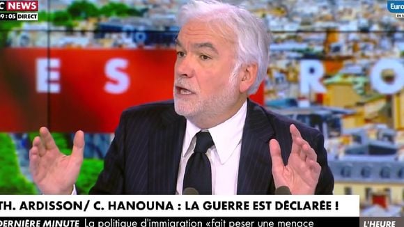 "Je l'ai appelé hier" : Après les sorties de Thierry Ardisson contre C8, Pascal Praud prend la défense de Cyril Hanouna sur CNews