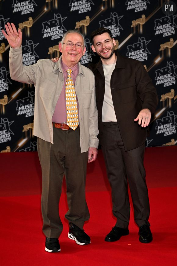 Jeck et son père au photocall de la 26ème édition des NRJ Music Awards à Cannes, le 1er novembre 2024. © Bebert-Guignebourg/Bestimage