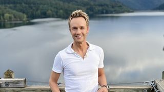 "Un morceau de saucisson" : Cyril Féraud révèle son étonnant "petit secret" pour ne pas avoir le mal de l'air pendant le tournage de "La Carte aux Trésors" sur France 3