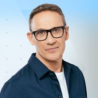 Audiences radio, les stars du matin : Julien Courbet sur RTL et Nagui sur France Inter chutent sous le million, Christine Kelly moins suivie que Pascal Praud sur Europe 1