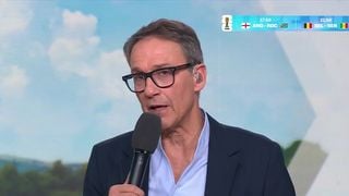"Il est très affecté et avait envie d'aider" : Julien Courbet et Éric Jean-Jean interrompent leurs congés pour une édition spéciale en soutien des pompiers sur RTL