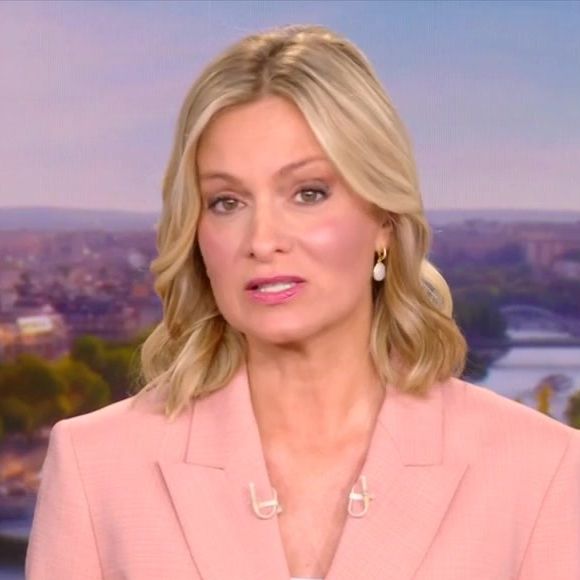 Audrey Crespo-Mara aux commandes du "20 Heures" de TF1.