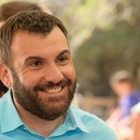 "Je l’ai remercié lorsqu’il est venu tourner…" : Laurent Ournac révèle qu’une star de TF1 a refusé le rôle titre de "Camping Paradis" il y a 20 ans