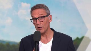 "Ça peut vous arriver" avec Julien Courbet : L'Arcom intervient auprès de M6 et de RTL pour non-respect "du droit à l'image et à la vie privée" d'une participante