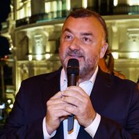 Gérald-Brice Viret impose une double page sur le cardinal François Bustillo, écrite par une journaliste de CNews, dans les colonnes de "Femme actuelle"