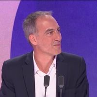"Il n'y aura pas de conflit d'intérêt" : Raphaël Glucksmann réagit aux débuts de Léa Salamé au "20 Heures" de France 2 et reconnaît le "problème" que poserait sa candidature à la présidentielle 2027