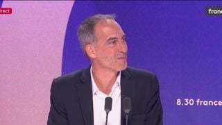 "Il n'y aura pas de conflit d'intérêt" : Raphaël Glucksmann réagit aux débuts de Léa Salamé au "20 Heures" de France 2 et reconnaît le "problème" que poserait sa candidature à la présidentielle 2027