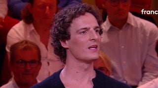 “Ça m'aurait embêté qu'on fasse du prosélytisme à la télé” : Paul de Saint Sernin revient sur les images de la foule sur les Champs-Élysées pour le pape Léon XIV