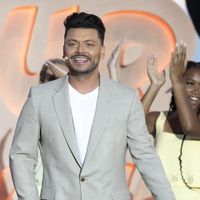 "TF1 nous a demandé de faire des ajustements" : Kev Adams se confie sur les évolutions de "L'humour à la plage" 2