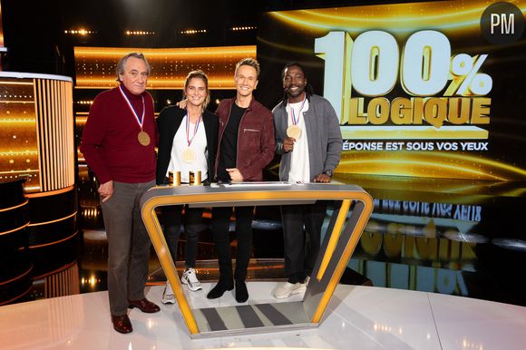 Cyril Féraud avec Pauline Déroulède, Noom Diawara et Philippe Lavil dans "100% logique" sur France 2.
© Jeremy Melloul / Bestimage