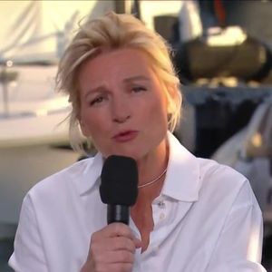 Anne-Élisabeth Lemoine aux commandes de "C à vous, la suite" sur France 5.