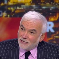 "J'ai lu que l'on m'avait inventé un dîner avec Nicolas Sarkozy" : Pascal Praud dément sur CNews un article du "Canard enchaîné" et fait la leçon à "toute la presse française"