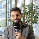 "On a tendance à penser que ce n'est pas ce qu'il y a de plus noble à la télévision" : Christophe Beaugrand "assume totalement" d'animer des émissions de télé-réalité