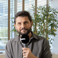 "On a tendance à penser que ce n'est pas ce qu'il y a de plus noble à la télévision" : Christophe Beaugrand "assume totalement" d'animer des émissions de télé-réalité