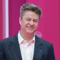 Numéro 1 dans 49 pays dans le monde : Ce téléfilm de Noël inédit avec Thibault de Montalembert cartonne sur Netflix