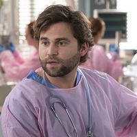"Je ne voulais pas partir" : Jake Borelli (Levi Schmitt) revient sur son départ forcé de "Grey's Anatomy" après 8 saisons et plus de 130 épisodes