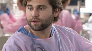 "Je ne voulais pas partir" : Jake Borelli (Levi Schmitt) revient sur son départ forcé de "Grey's Anatomy" après 8 saisons et plus de 130 épisodes