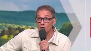 "Partez très rapidement, c'est de la folie" : Un envoyé spécial de "Ça peut vous arriver" menacé en direct sur M6, Julien Courbet obligé d'intervenir