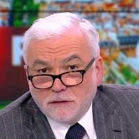 "C'est bête, méchant et sans talent" : Pascal Praud étrille Charline Vanhoenacker après son sketch sur la marche hommage à Quentin Deranque