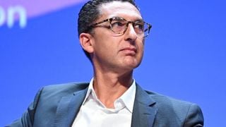 "Nous avons envie de continuer l’histoire avec lui" : Maxime Saada, président de Canal+, apporte son soutien à Cyril Hanouna malgré l'arrêt de C8