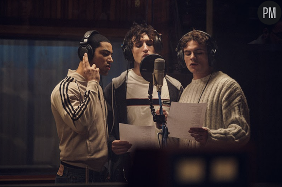 Antoine Simony (Filip), Namory Bakayoko (Adel) et Marin Judas (Frank) dans "Culte - 2Be3" sur Prime Video