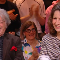 "Il n'est toujours pas mort !" : 30 ans après un sketch culte des "Nuls", Valérie Lemercier et Hervé Vilard réunis sur le plateau de "Quelle époque !"