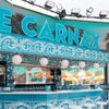 Le bar nommé "Le Carnax", une référence à une discussion entre deux anciens candidats au sujet de Marseille