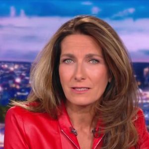 Anne-Claire Coudray aux commandes du "20 Heures" de TF1.