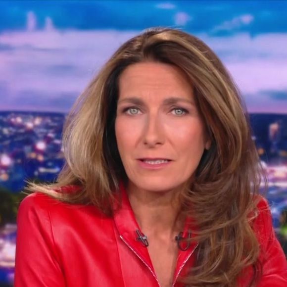 Anne-Claire Coudray aux commandes du "20 Heures" de TF1.