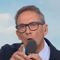 "C'est une honte" : Furieux, Julien Courbet s'énerve en direct sur M6 face à un auditeur qui a insulté l'une de ses chroniqueuses
