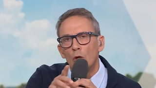 "C'est une honte" : Furieux, Julien Courbet s'énerve en direct sur M6 face à un auditeur qui a insulté l'une de ses chroniqueuses