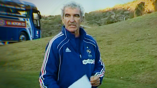 "Le Bus : Les Bleus en grève" : Le journal intime de Raymond Domenech, les coulisses de la Une de "L'Équipe" sur Anelka... Que contient le documentaire événement de Netflix ?