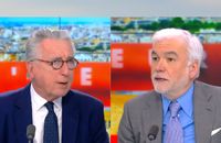 Vincent Hervouët et Pascal Praud, le 16 avril 2026 sur le plateau de "L'Heure des pros" sur CNews