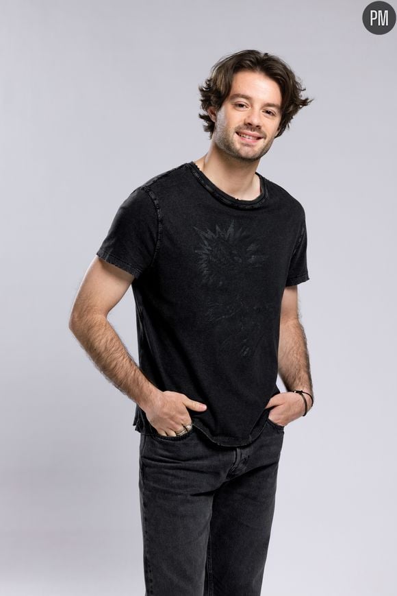 Alex Doux, comédien dans "Tout pour la lumière" sur TF1 et Netflix, jouera Julian, serveur au Comète et musicien à ses heures perdues.