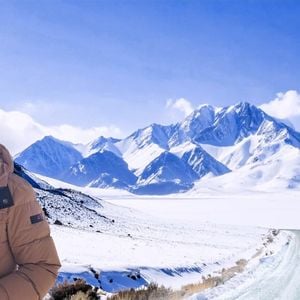 Stéphane Rotenberg est évidemment de la partie pour présenter cette saison exceptionnelle de "Pékin Express, la route des glaces"