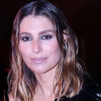 "Je ne souhaite à personne ce qui m’est arrivé" : Laury Thilleman charge Ary Abittan après la réapparition d'une vidéo où il l’embrassait de force à la télévision