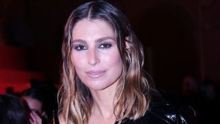 "Je ne souhaite à personne ce qui m’est arrivé" : Laury Thilleman charge Ary Abittan après la réapparition d'une vidéo où il l’embrassait de force à la télévision