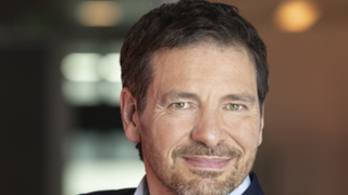 “Il y aura plus d’intervenants qu’avant” : Alexandre Kara fait des révélations sur le futur 20h de Léa Salamé sur France 2