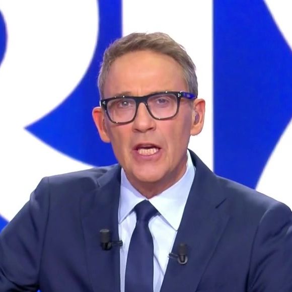 Julien Courbet à l'animation du magazine "À quel prix ?" sur M6.