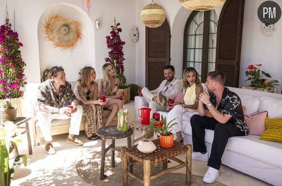 Hugo, Beverly, Solène Fouquez, Kevin Guedj, Maissane et Tom sur le tournage de "Excape Island" sur TFX.