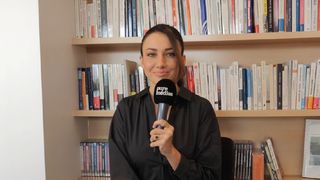 "J'aimerais être en roue libre et remettre en place les candidats qui ont fait n'importe quoi" : Delphine Wespiser évoque ses frustrations à l'animation de "L'île de la tentation" sur W9