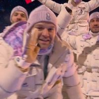 "Mettre un peu de fun et rigoler" : Un athlète français chute délibérément pendant la cérémonie d'ouverture des JO d'hiver 2026