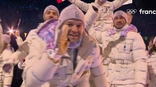 "Mettre un peu de fun et rigoler" : Un athlète français chute délibérément pendant la cérémonie d'ouverture des JO d'hiver 2026