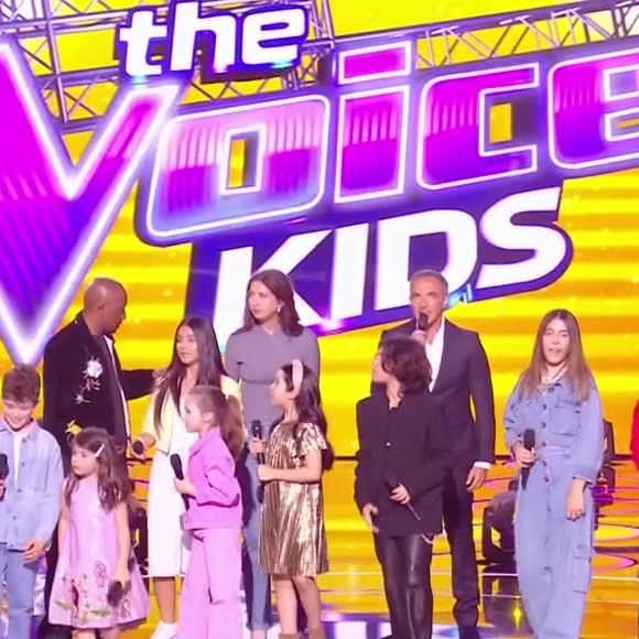 Nikos Aliagas et Styleto avec les coachs Santa, Patrick Fiori, Soprano et Matt Pokora dans "The Voice Kids" sur TF1.