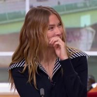 "Il ne faut pas me faire des trucs comme ça" : L'actrice Camille Razat bouleversée par la surprise réservée par les équipes de "Télématin" sur France 2