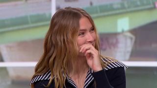 "Il ne faut pas me faire des trucs comme ça" : L'actrice Camille Razat bouleversée par la surprise réservée par les équipes de "Télématin" sur France 2